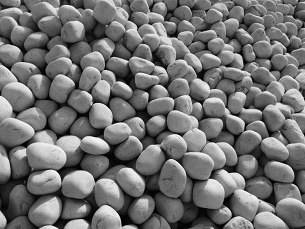 What's the advantage of flint pebbles used as grinding media