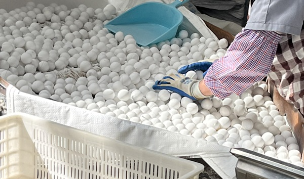 What are some factors to consider when choosing alumina grinding balls?