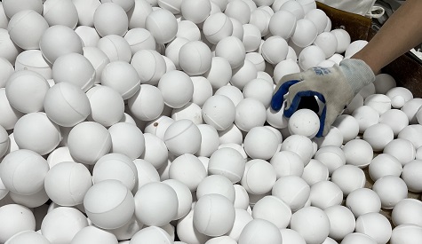 What is the difference between rolled alumina ceramic grinding balls and pressed balls?
