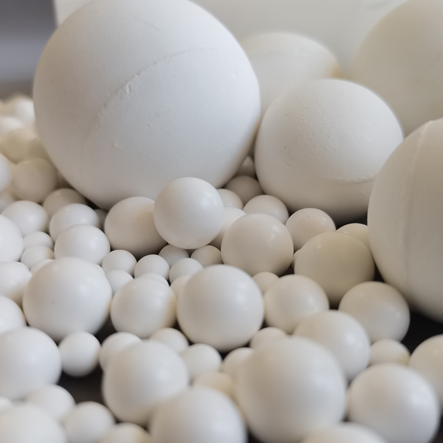 Aluminum oxide balls for grinding