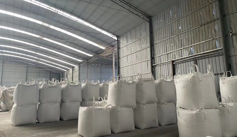 10 containers of high-quality white silica sand to Australia
